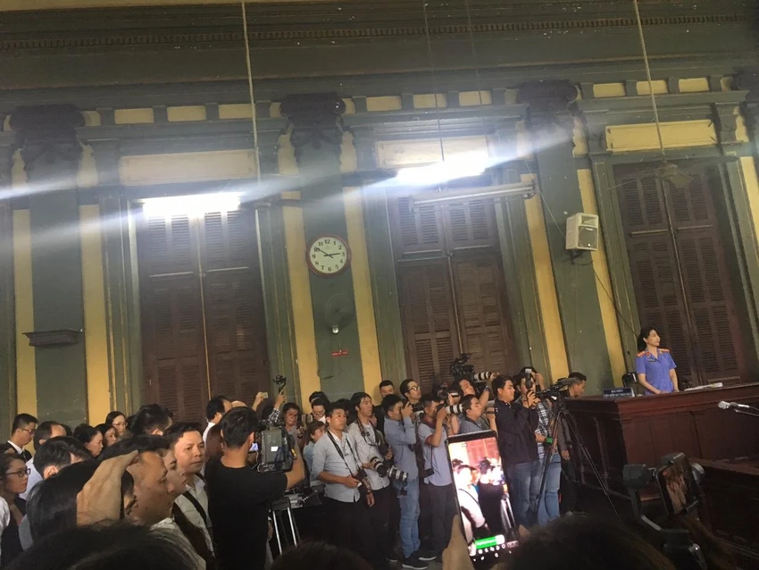 Bà Thảo khóc, ông Vũ cười sau phán quyết của tòa ảnh 2 Bà Thảo khóc, ông Vũ cười sau phán quyết của tòa ảnh 2