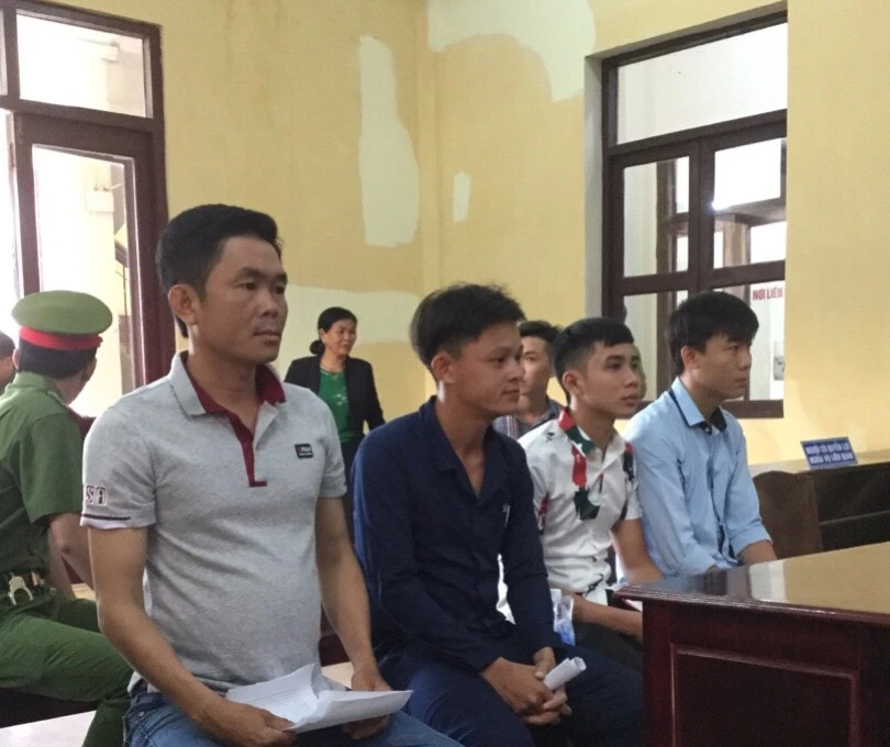 Vì sao tòa vẫn kết tội 4 bị cáo vụ chém người trong đêm ảnh 1 Vì sao tòa vẫn kết tội 4 bị cáo vụ chém người trong đêm ảnh 1