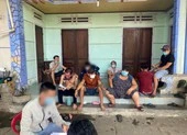 Bắt 8 người đánh bạc giữa mùa dịch COVID-19