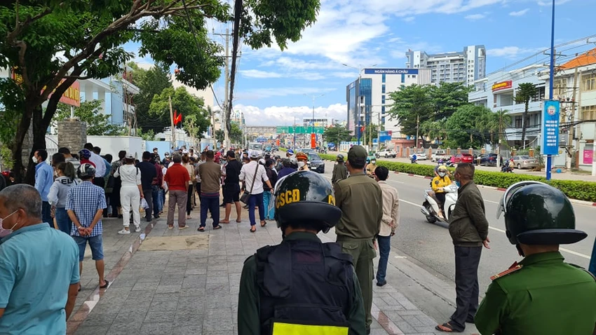 Hỗn loạn trước cổng tòa án vì... chờ xem xử vụ bà Phương Hằng bị cưỡng đoạt tiền ảnh 3