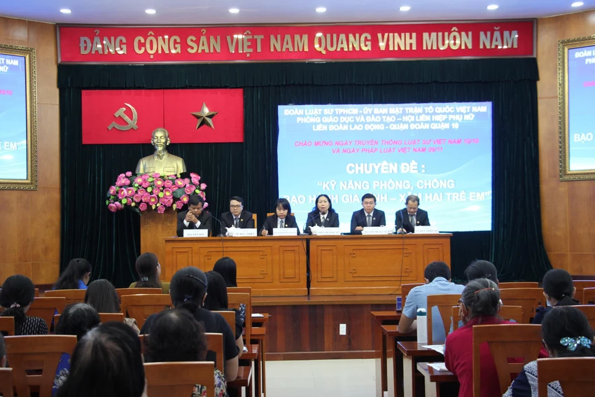 Buổi tư vấn trực tiếp diễn ra tại quận 10. Ảnh: TRẦN LINH