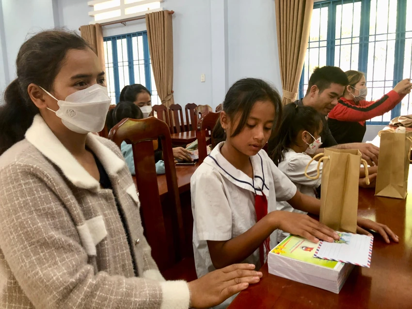 Chị KaPhi gác lại công việc với niềm vui con gái KaThuyn được nhận học bổng. Ảnh: TRẦN LINH Chị KaPhi gác lại công việc với niềm vui con gái KaThuyn được nhận học bổng. Ảnh: TRẦN LINH