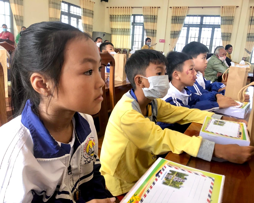Học sinh được nhận học bổng dịp này. Ảnh: TRẦN LINH Học sinh được nhận học bổng dịp này. Ảnh: TRẦN LINH