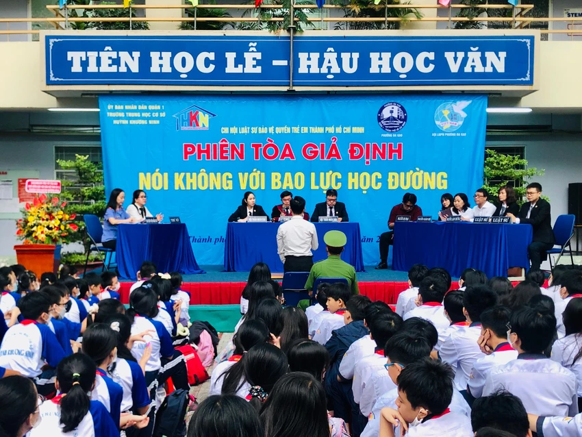 Chương trình có sự tham dự của 650 học sinh cùng các thầy cô Trường THCS Huỳnh Khương Ninh, quận 1, TP.HCM. Ảnh: TRẦN LINH Chương trình có sự tham dự của 650 học sinh cùng các thầy cô Trường THCS Huỳnh Khương Ninh, quận 1, TP.HCM. Ảnh: TRẦN LINH