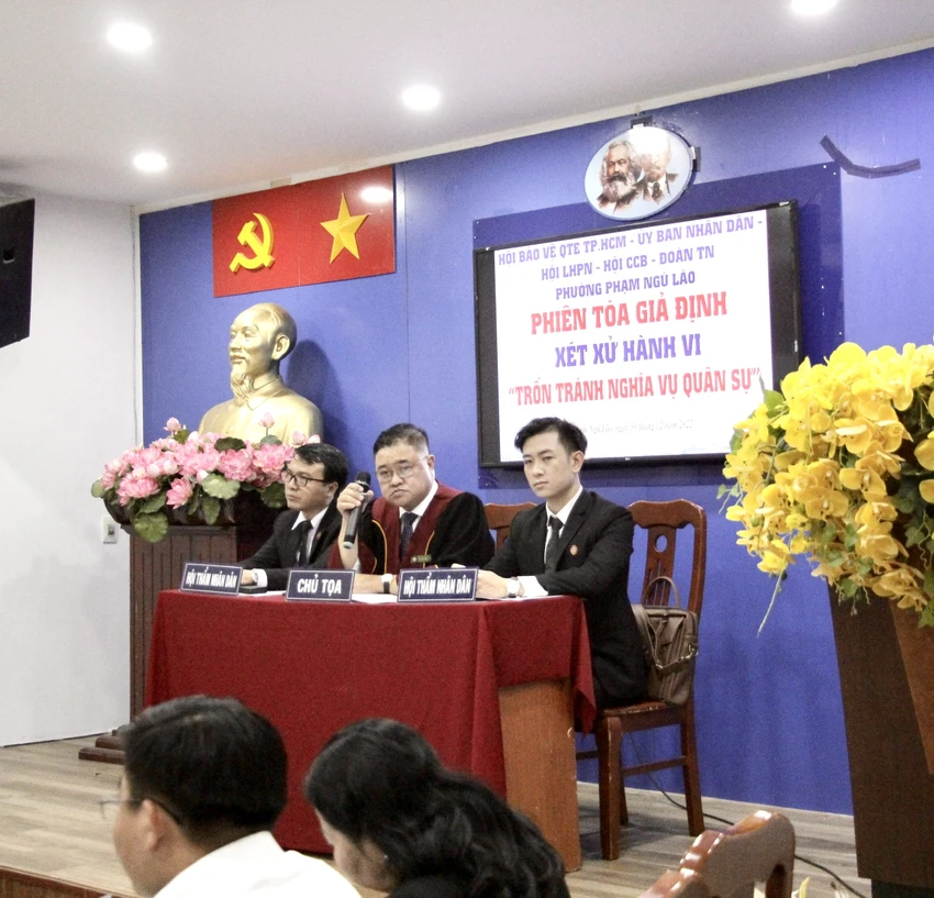 Phiên toà giả định nhằm nâng cao nhận thức, ý thức trách nhiệm của tuổi trẻ trong việc tham gia nghĩa vụ quân sự. Ảnh: TRẦN LINH Phiên toà giả định nhằm nâng cao nhận thức, ý thức trách nhiệm của tuổi trẻ trong việc tham gia nghĩa vụ quân sự. Ảnh: TRẦN LINH