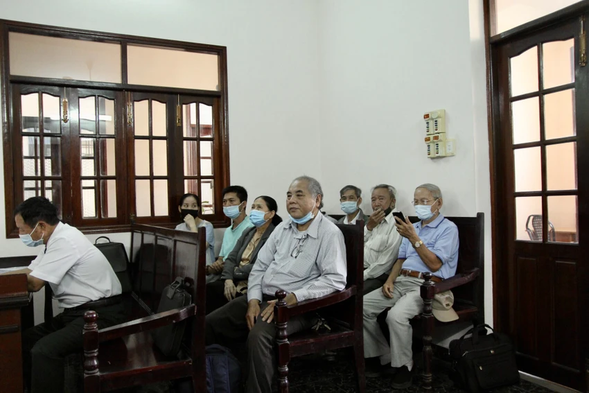 Ông Nguyễn Văn Quyện (giữa ảnh) chờ HĐXX hội ý về việc hoãn phiên tòa. Ảnh: TRẦN LINH Ông Nguyễn Văn Quyện (giữa ảnh) chờ HĐXX hội ý về việc hoãn phiên tòa. Ảnh: TRẦN LINH