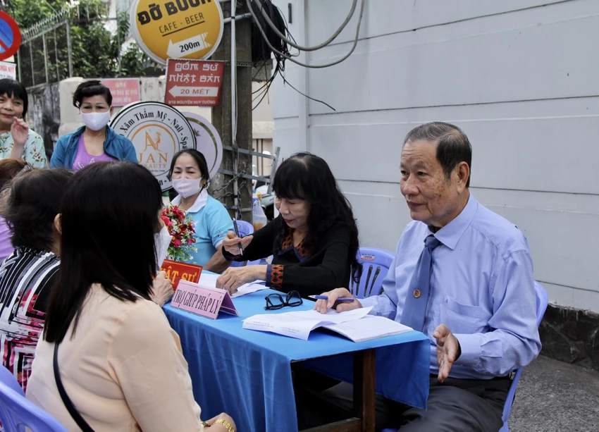 Hội Luật gia quận Bình Thạnh trợ giúp pháp lý cho người dân. Ảnh: TRẦN LINH Hội Luật gia quận Bình Thạnh trợ giúp pháp lý cho người dân. Ảnh: TRẦN LINH