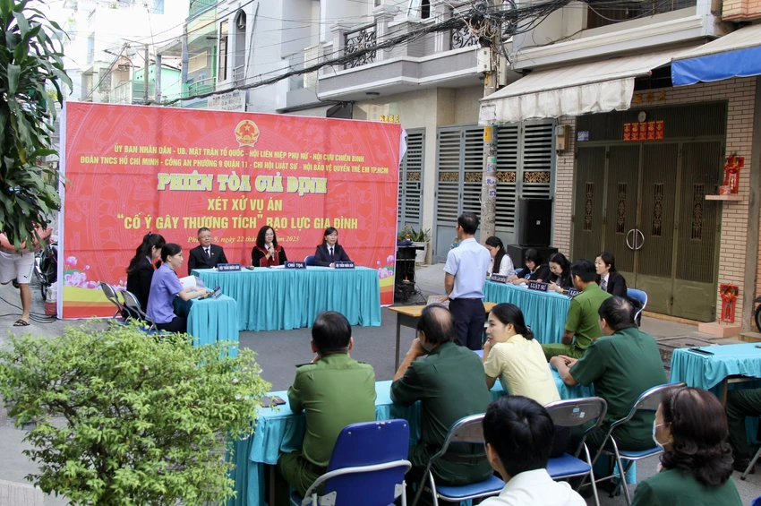 Chương trình phiên tòa giả định được tổ chức nhằm nâng cao nhận thức đấu tranh phòng chống bạo lực gia đình. Ảnh: TRẦN LINH Chương trình phiên tòa giả định được tổ chức nhằm nâng cao nhận thức đấu tranh phòng chống bạo lực gia đình. Ảnh: TRẦN LINH