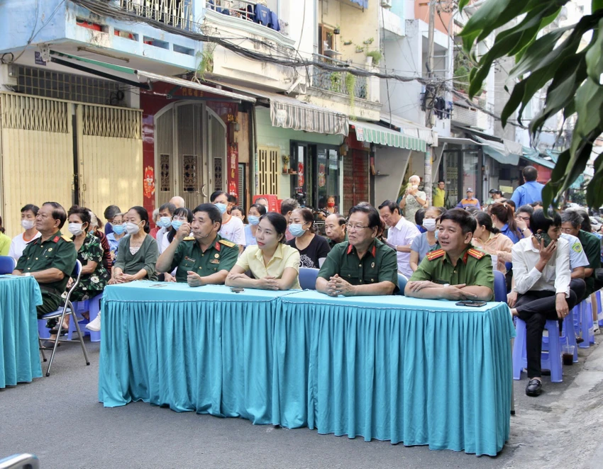 Người dân cùng các ban ngành đoàn thể, cán bộ, hội viên các tổ chức chính trị xã hội phường 9, quận 11 tham dự phiên tòa giả định. Ảnh: TRẦN LINH Người dân cùng các ban ngành đoàn thể, cán bộ, hội viên các tổ chức chính trị xã hội phường 9, quận 11 tham dự phiên tòa giả định. Ảnh: TRẦN LINH