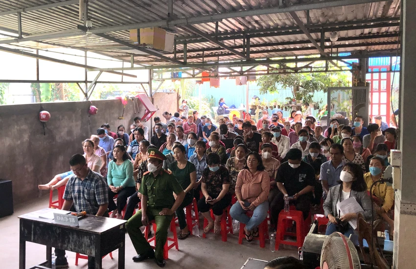 Đông đảo người tham dự chăm chú theo dõi phiên tòa giả định. Ảnh: TRẦN LINH Đông đảo người tham dự chăm chú theo dõi phiên tòa giả định. Ảnh: TRẦN LINH