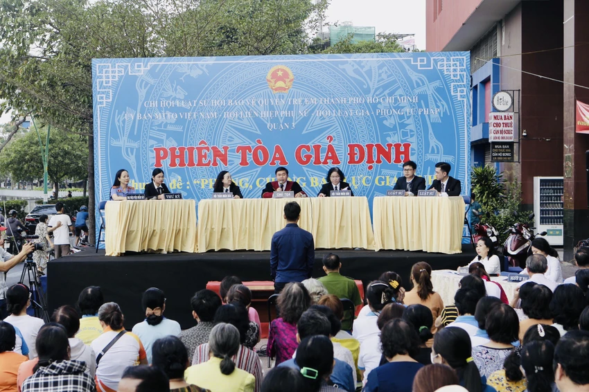 Phiên tòa giả định này nhằm giúp mọi người hiểu rõ sự răn đe, chế tài của pháp luật đối với hành vi bạo lực gia đình. Ảnh: TRẦN LINH Phiên tòa giả định này nhằm giúp mọi người hiểu rõ sự răn đe, chế tài của pháp luật đối với hành vi bạo lực gia đình. Ảnh: TRẦN LINH