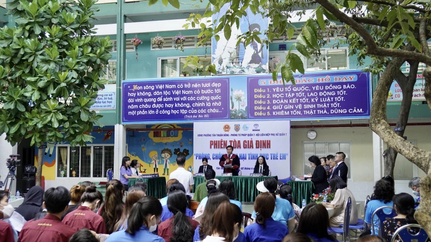 Chương trình phiên tòa giả định nhằm phòng chống các hành vi vi phạm pháp luật liên quan đến trẻ em. Ảnh: TRẦN LINH Chương trình phiên tòa giả định nhằm phòng chống các hành vi vi phạm pháp luật liên quan đến trẻ em. Ảnh: TRẦN LINH