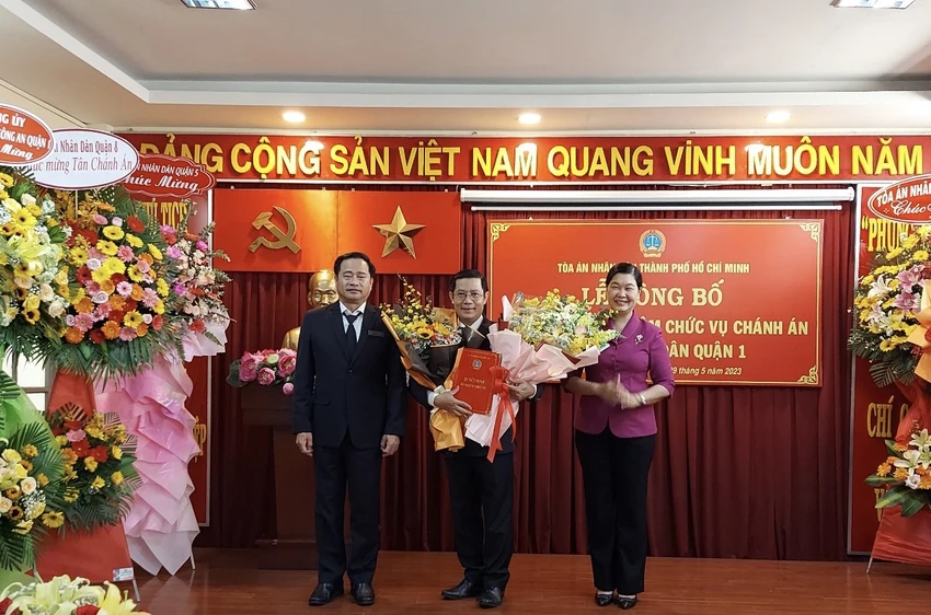 Ông Nguyễn Quang Huynh (giữa) giữ chức chánh án TAND quận 1 từ ngày 1-6-2023. Ảnh: ĐX