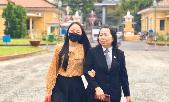Chị Bích Hường cùng Luật sư Trần Thị Ngọc Nữ tại TAND TP.HCM. Ảnh: MX Chị Bích Hường cùng Luật sư Trần Thị Ngọc Nữ tại TAND TP.HCM. Ảnh: MX