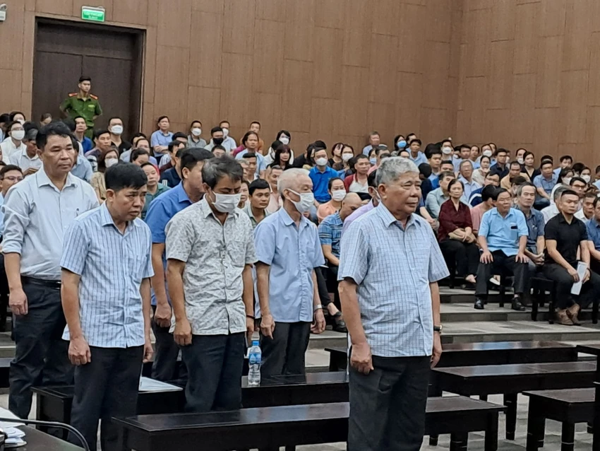 Các bị cáo tại phiên tòa sáng nay 10-8. Bị cáo Thản đứng hàng đầu. Ảnh: BÙI TRANG Các bị cáo tại phiên tòa sáng nay 10-8. Bị cáo Thản đứng hàng đầu. Ảnh: BÙI TRANG