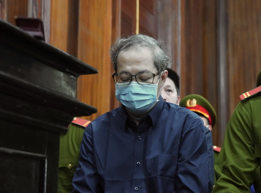 cuu-giam-doc-benh-vien-thu-duc-tham-o-va-rua-tien.jpg