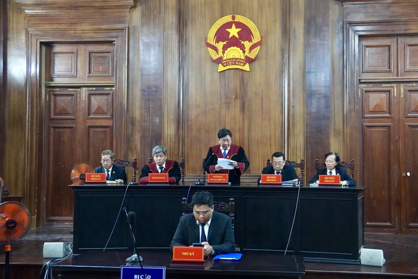toa-tuyen-an-vu-cuu-giam-doc-benh-vien-thu-duc-tham-o-rua-tien.jpg