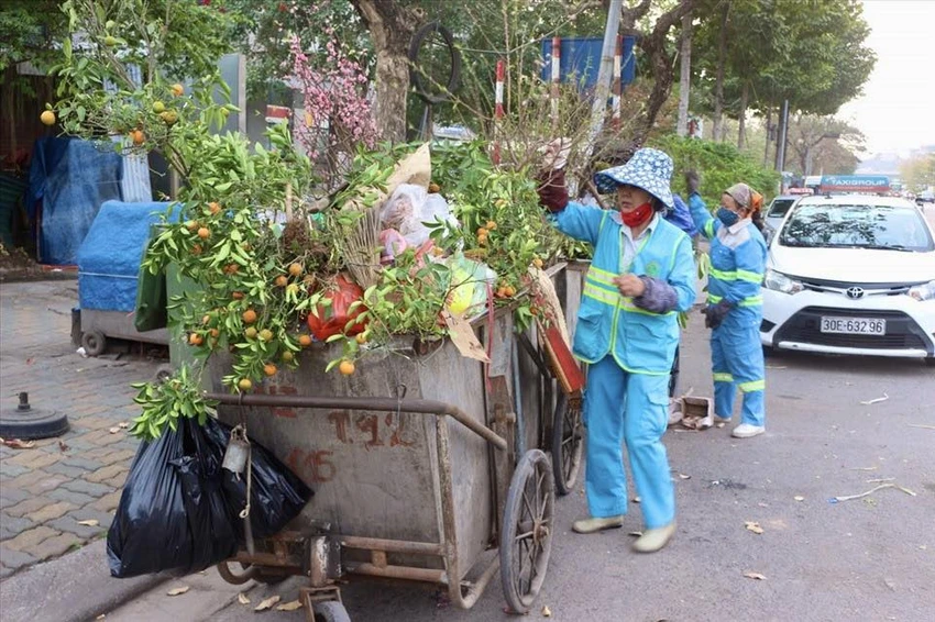 Bao nhiêu là rác Tết, từ cành đào, cành mai, vỏ bánh, vỏ hộp đủ quay vòng công nhân rác đến còng lưng.