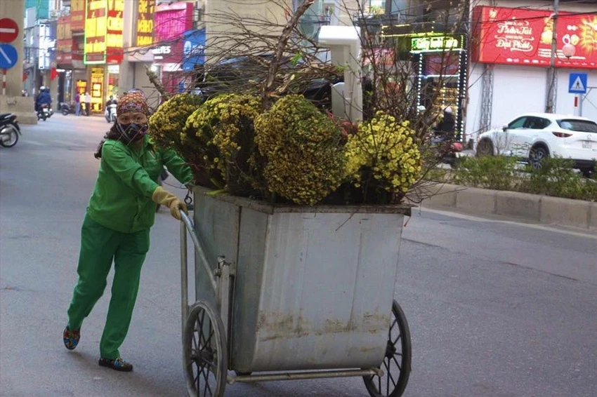 Những xe rác miệt mài trong đêm để phố phường sạch đẹp, quang đãng cho ta vui Tết, du xuân hái lộc.