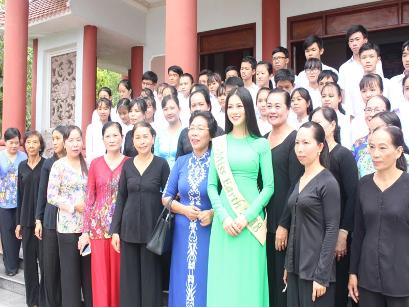 Hoa hậu Phương Khánh về thăm quê nhà Bến Tre ảnh 5 Hoa hậu Phương Khánh về thăm quê nhà Bến Tre ảnh 5