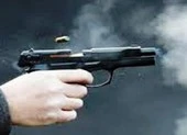 Đang ở quán cà phê, một thanh niên bị bắn vào cổ