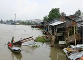 Sà lan tông nhà dân trong đêm, 3 trẻ nhỏ rơi xuống sông