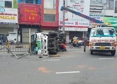 Xe tải tông dải phân cách, lật ngang trên đường 3-2