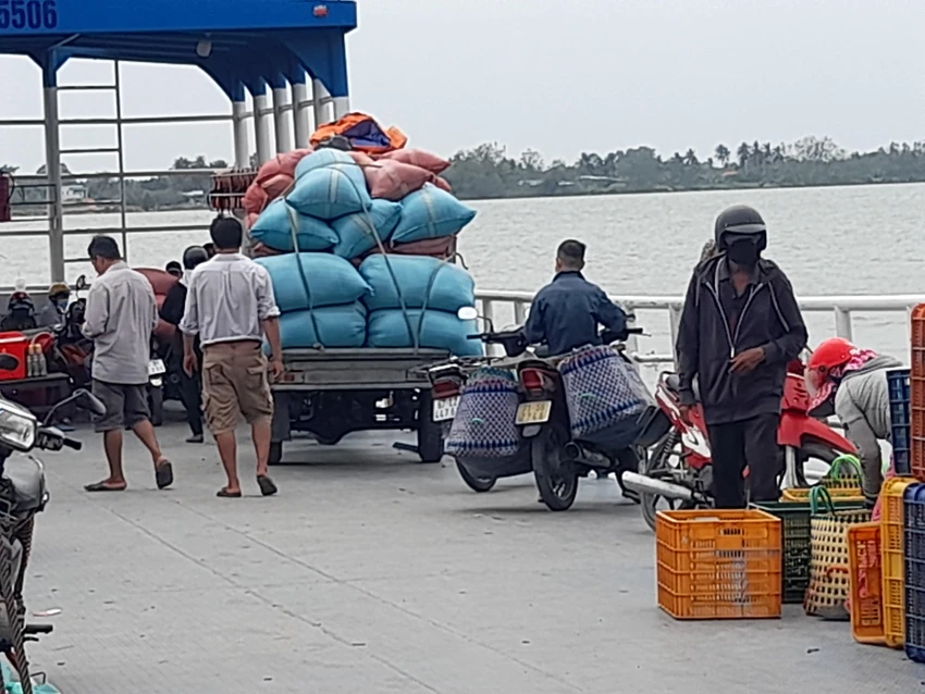 Bến đò Bang Tra chở xe 3 bánh trái quy định diễn ra thường xuyên Bến đò Bang Tra chở xe 3 bánh trái quy định diễn ra thường xuyên