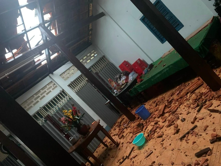 Ngôi nhà dân bị đổ mái ngói sau trận mưa
