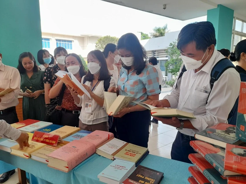 Các đại biểu tham quan tại lễ ra mắt sách. Ảnh: ĐH