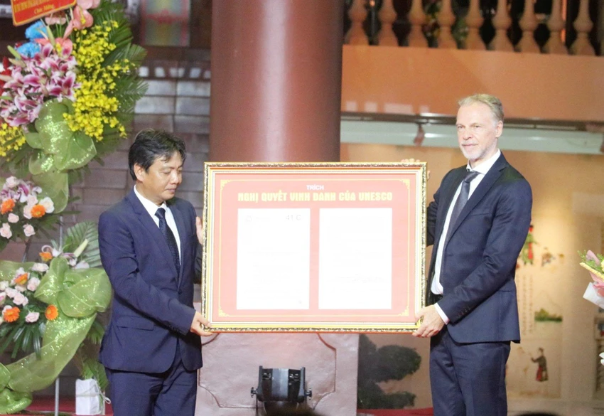 Đại diện UNESCO trao Nghị quyết công nhận Nguyễn Đình Chiểu là Danh nhân văn hóa thế giới Đại diện UNESCO trao Nghị quyết công nhận Nguyễn Đình Chiểu là Danh nhân văn hóa thế giới