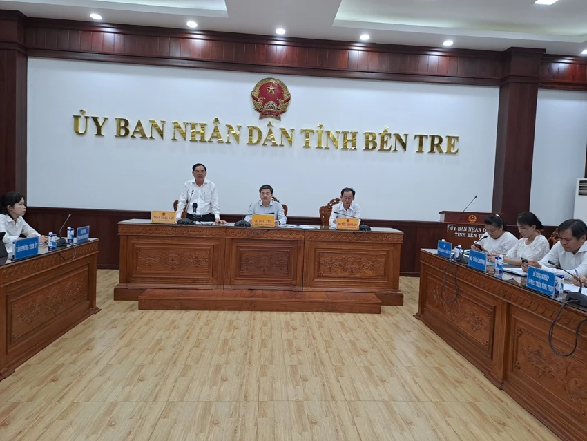Chủ tịch UBND tỉnh Bến Tre phát biểu tại cuộc họp. Ảnh: PV Chủ tịch UBND tỉnh Bến Tre phát biểu tại cuộc họp. Ảnh: PV