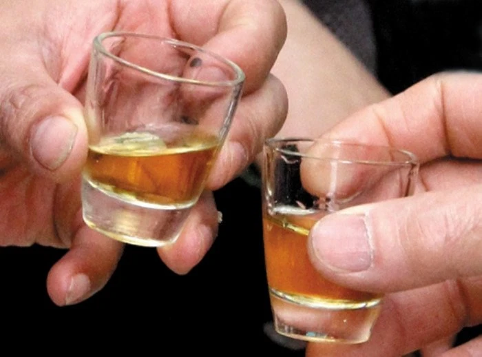 Hai ngày nhậu 4 cữ, một người đàn ông chết trên đường đi cấp cứu