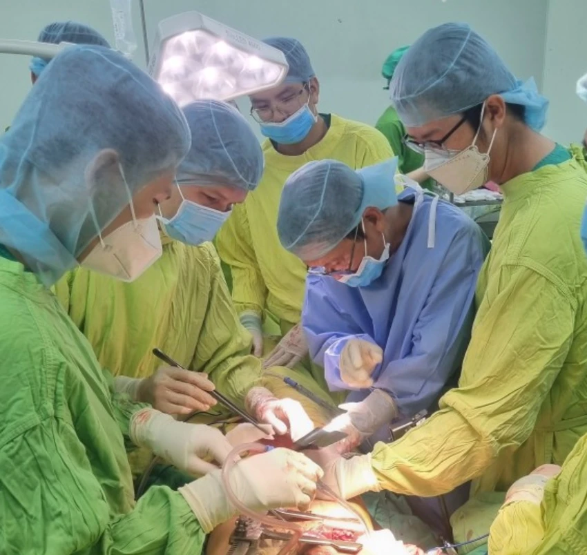 5 giờ phẫu thuật cứu sống 1 phụ nữ ngã từ trên cao, cọc gỗ đâm xuyên người