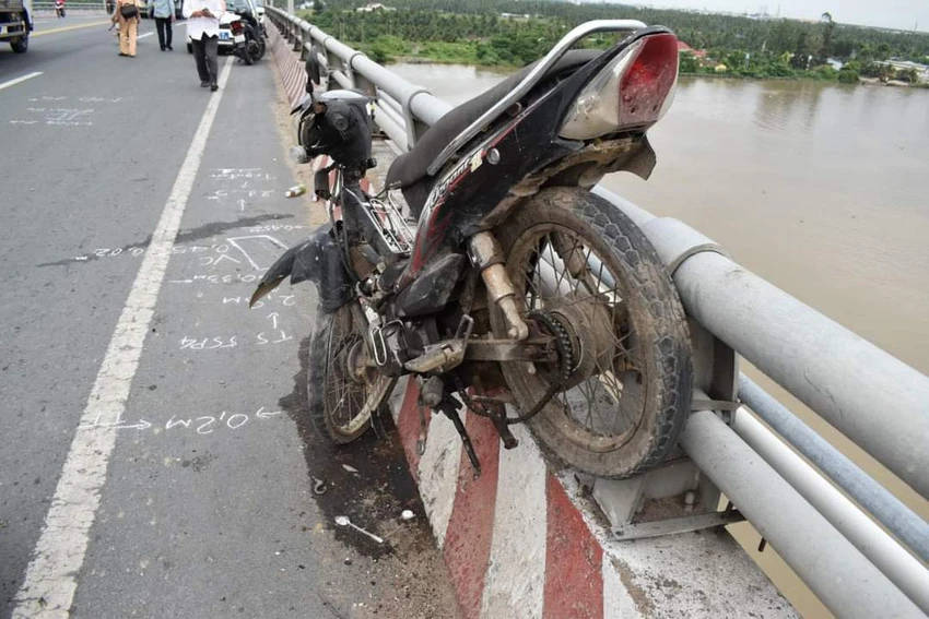 Ô tô tông xe máy trên cầu Hàm Luông, 1 phụ nữ rơi xuống sông mất tích