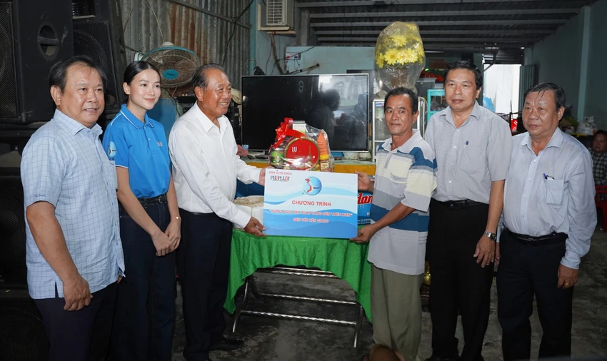 Cùng ngư dân thắp sáng đèn trên biển