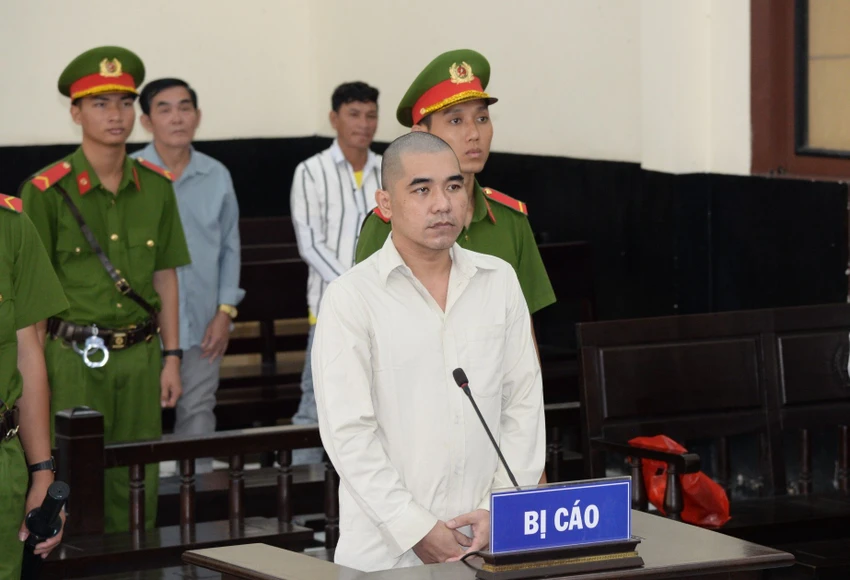 Lĩnh án tù vì cự cãi trong lúcCơn ghen bốc hoả khi thấy người mình yêu nắm tay người khác nhậu chung dùng dao chém người