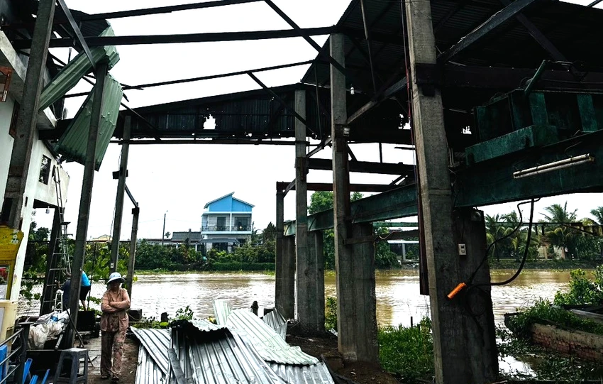 Mưa dông, lốc xoáy làm 86 căn nhà tại Bến Tre bị tốc mái