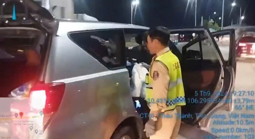 CSGT kịp thời hỗ trợ 1 sản phụ sinh đôi trên cao tốc TP HCM – Trung Lương