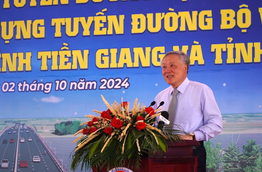 Phó Thủ tướng Thường trực Nguyễn Hòa Bình phát biểu tại lễ khởi công dự án cầu Ba Lai 8