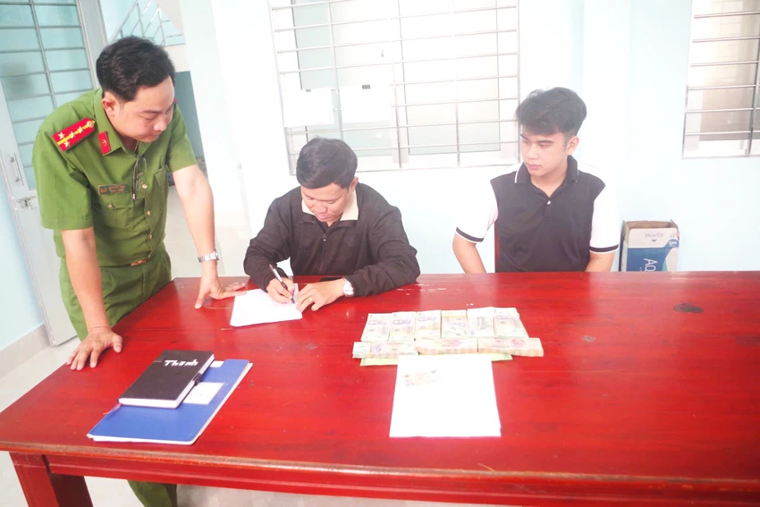 Nam sinh viên nhặt được 400 triệu đồng trả lại cho người đánh rơi