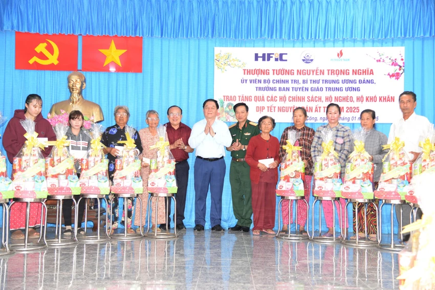 Trưởng Ban Tuyên giáo Trung ương trao quà cho gia đình chính sách, hộ nghèo TP. Gò Công