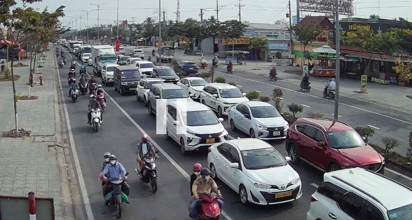 Chiều Mùng 4 Tết, CSGT liên tục điều tiết cho lưu thông 1 chiều trên cầu Rạch Miễu