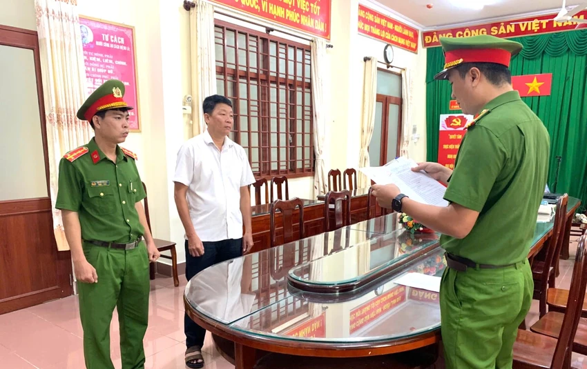 Thiếu trách nhiệm để kế toán tham ô trên 1,7 tỉ đồng, Chủ tịch xã bị khởi tố
