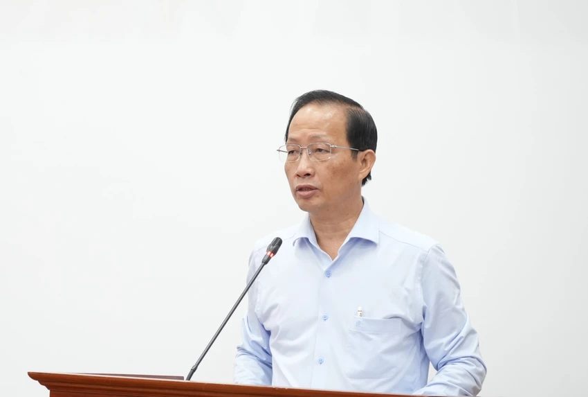 Thong-doc-ngan-hang-lam-viec (1).JPG