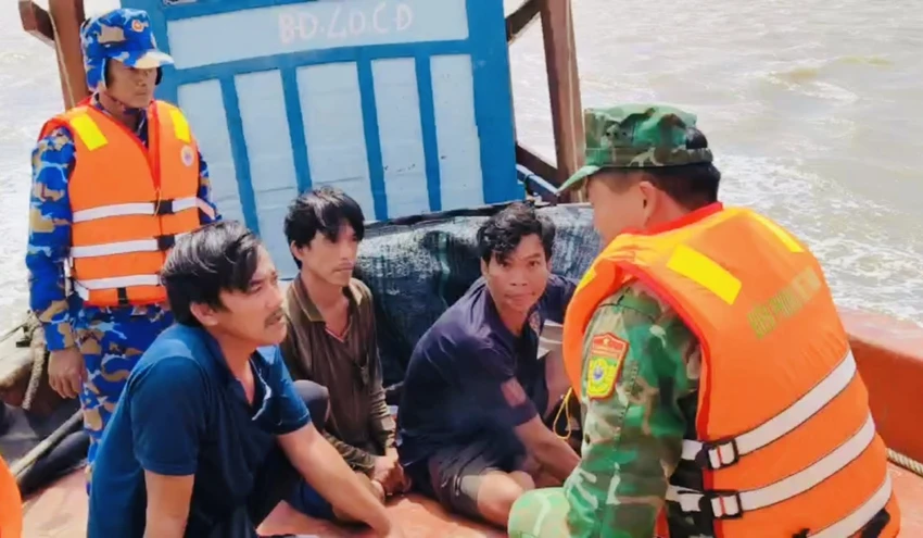 Bộ đội Biên phòng Cứu nạn kịp thời 3 ngư dân bị chìm tàu cá trên biển