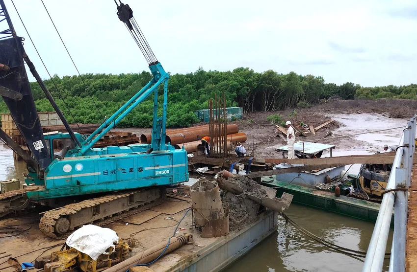 Cầu Ba Lai 8 trên tuyến đường bộ ven biển tỉnh Bến Tre thi công chưa liên tục do vướng đất rừng