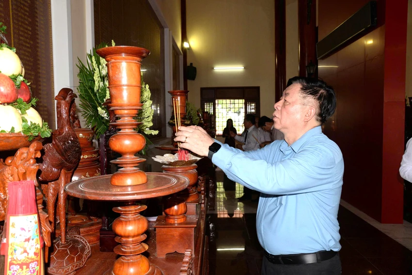 Ông Nguyễn Trọng Nghĩa thắp hương tại Đền thờ Liệt sĩ Gò Công, phường Long Thuận.