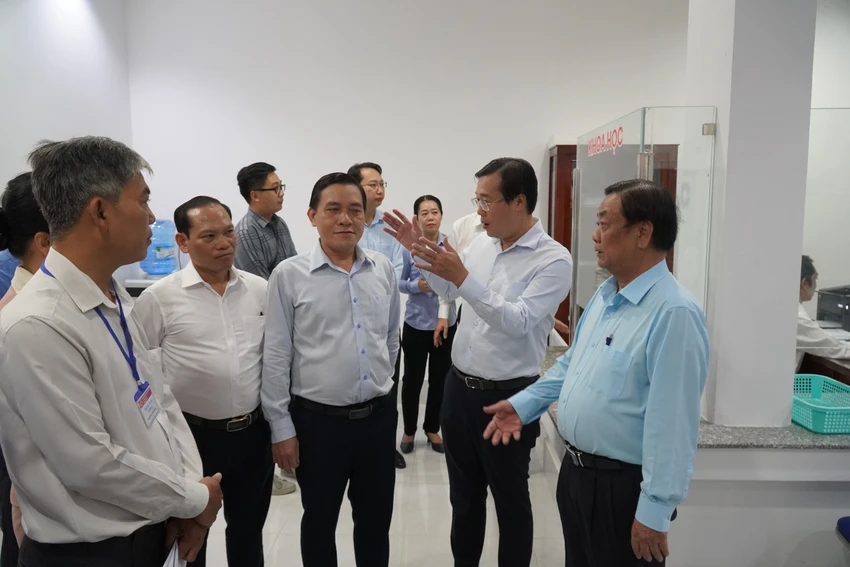 Ông Lê Minh Hoan - Phó Chủ tịch Quốc hội thăm tặng quà người có công