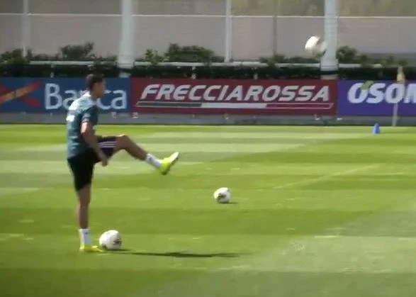 Ronaldo bị cầu thủ trẻ ở học viện ‘thách đấu’ ảnh 1 Ronaldo bị cầu thủ trẻ ở học viện ‘thách đấu’ ảnh 1